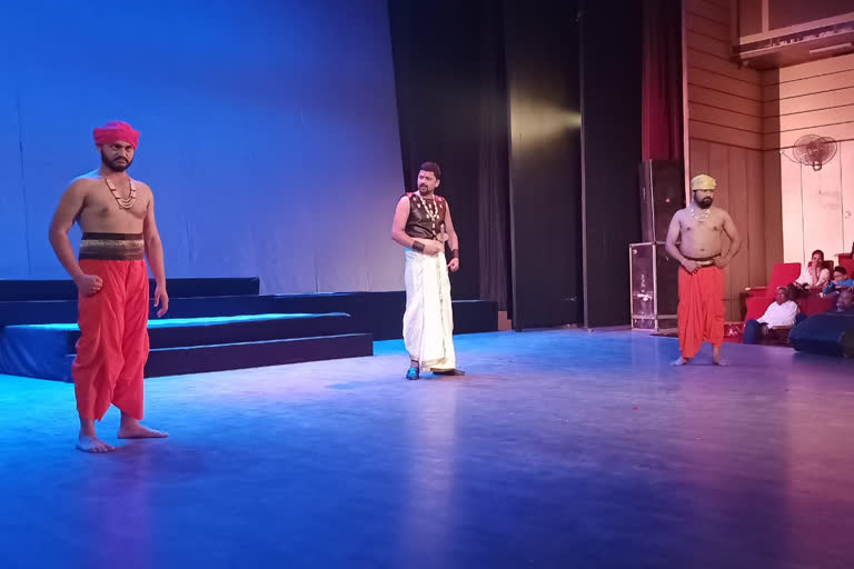 urdu drama porus staged in lucknow