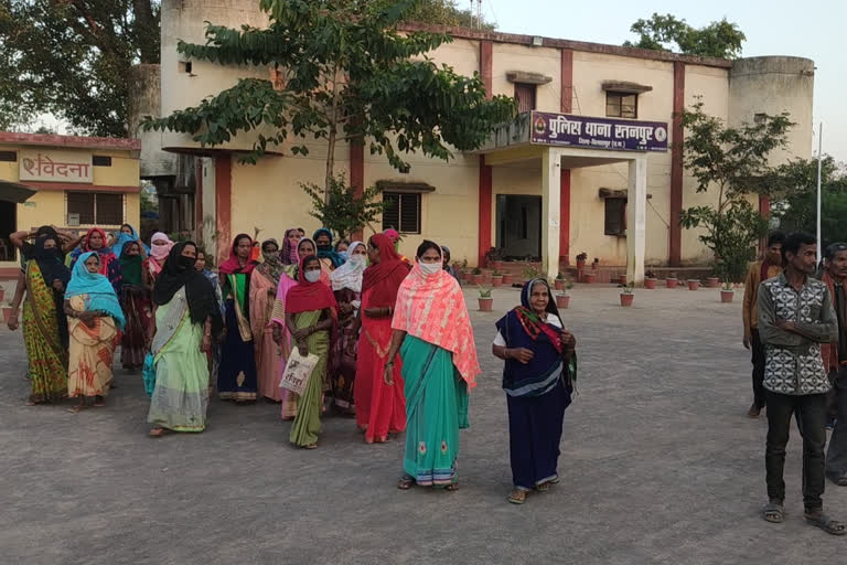 Women reached the police station complaining about illegal liquor sale in bilaspur