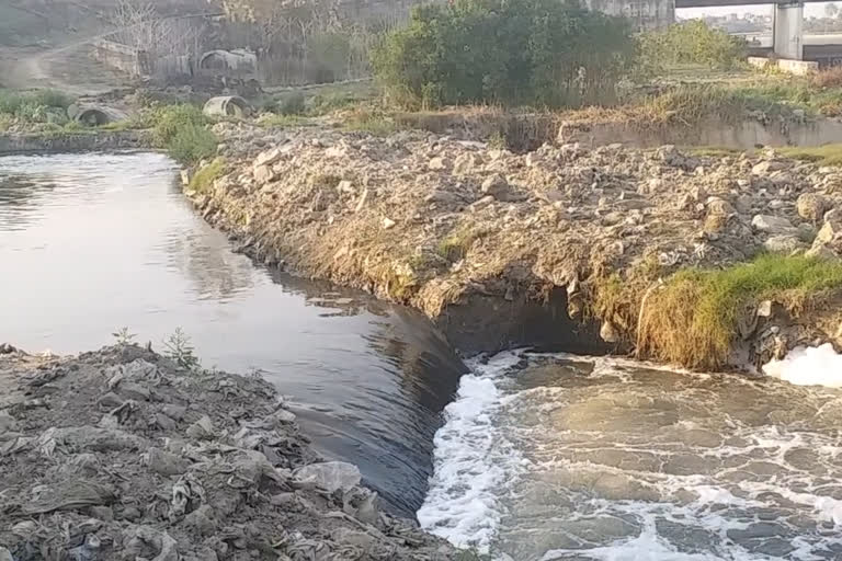 गोमती नदी में गिरता.