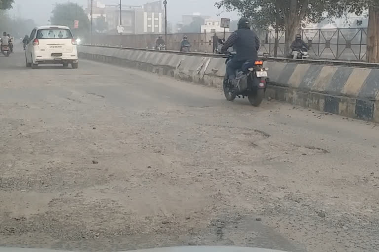 pits on the roads in lucknow