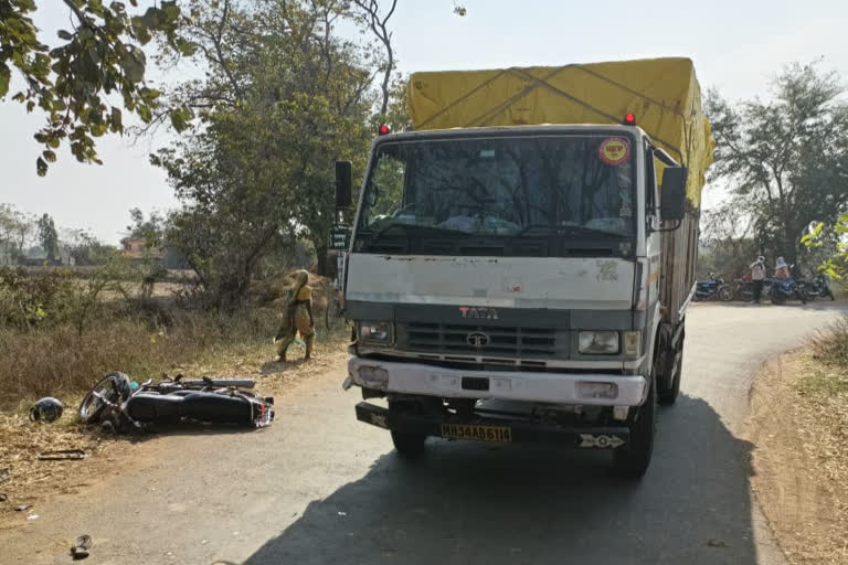 Truck and two-wheeler accident in Gadchiroli district