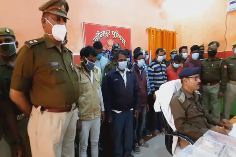 पुलिस की गिरफ्त में आरोपी.