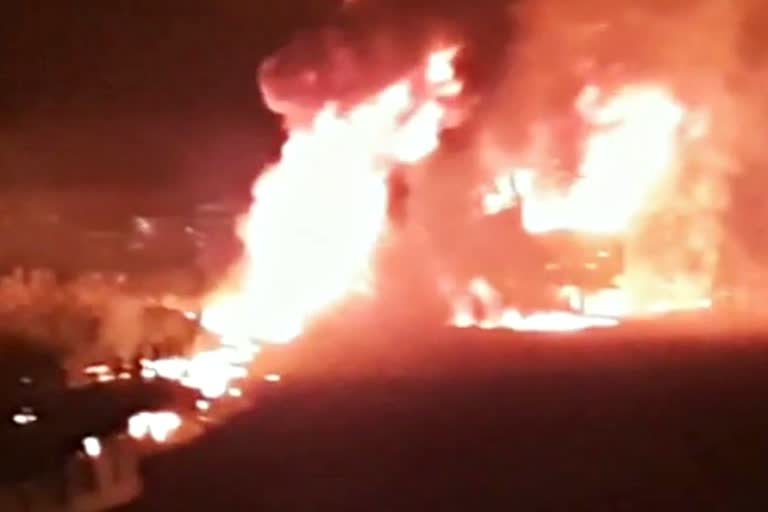 accident in churu  two trucks collide  two burns in churu  churu latest news  दो ट्रकों में टक्कर  2 लोग जिंदा जले  नेशनल हाईवे 52  Two people burnt alive  National Highway 52