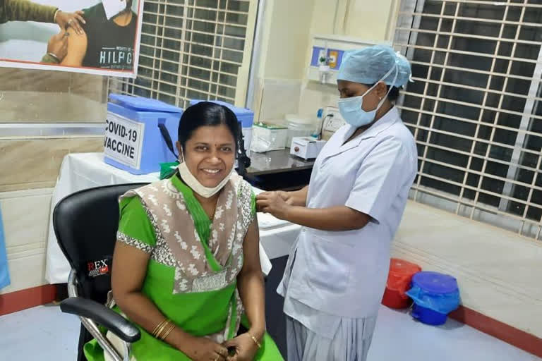 Korba Collector kiran Kaushal got vaccinated