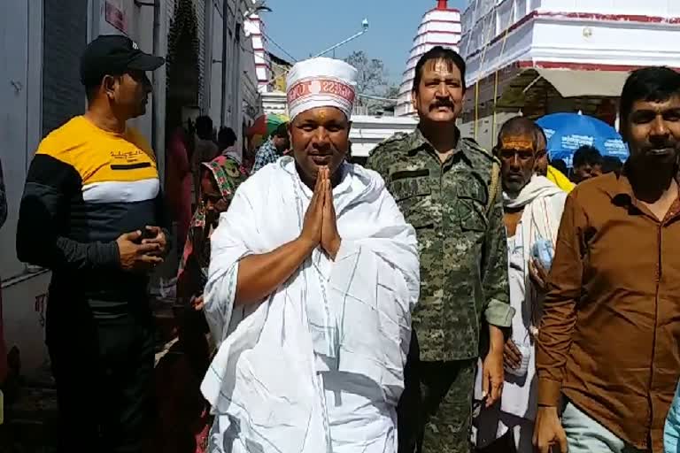 agriculture-minister-badal-patralekh-worshiped-at-basukinath-temple-in-dumka