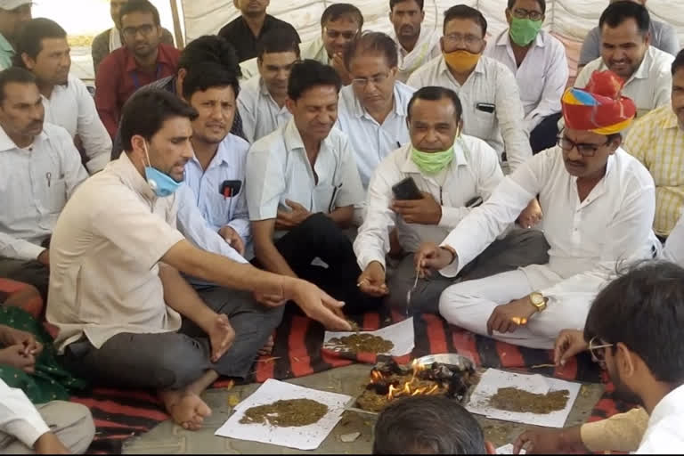 Village development officials do Satyagraha Yagy,  ग्राम विकास अधिकारियों का सत्याग्रह यज्ञ हवन