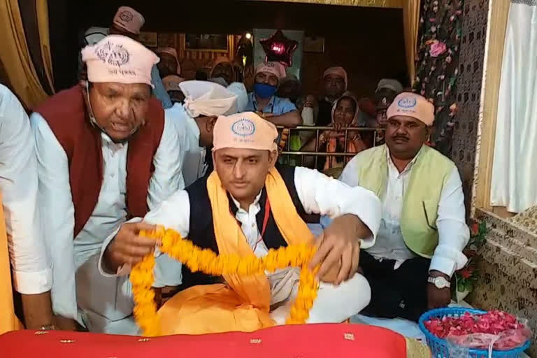 सपा राष्ट्र्रीय अध्यक्ष पहुंचे सीरगोवर्धनपुर संत रविदास मंदिर