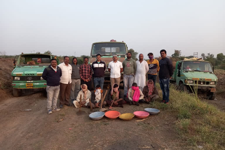 Thirty five lakh items seized at illegal sand extraction point in Solapur district