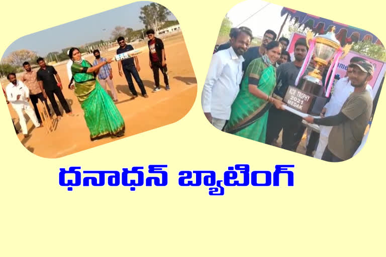 medak mla padma devender reddy  distributed trophies for cricket tournament in medak district