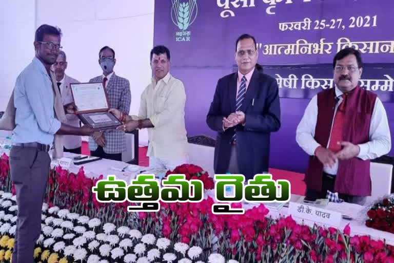 former Mallikarjun Reddy receiving the ICAR Award from the Union Minister in Delhi