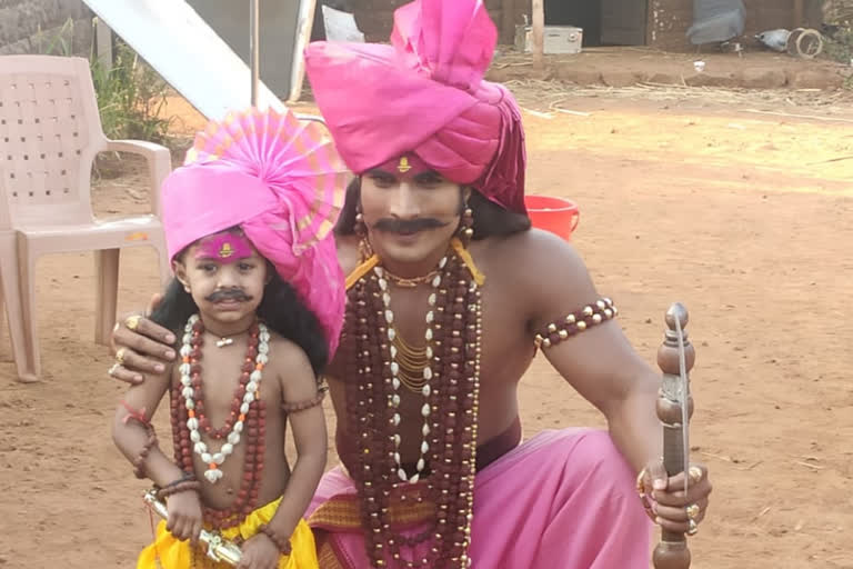 The team was visited by a small fan on the set of Deccan's Raja Jyotiba series