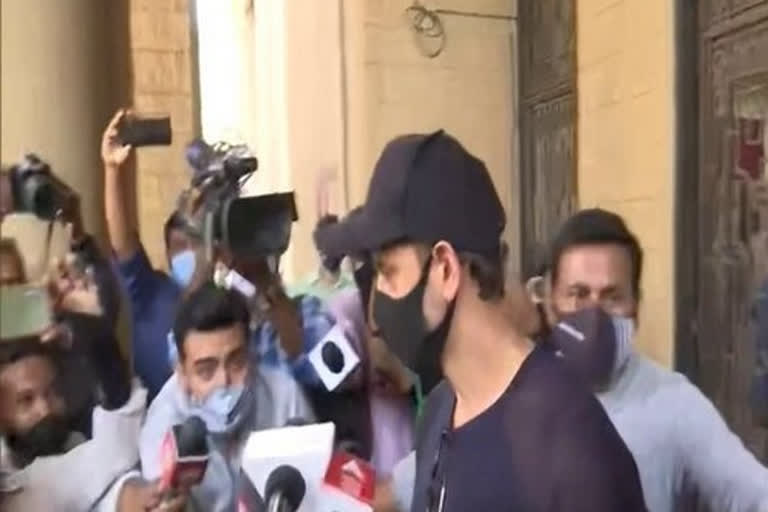 Actor Hrithik Roshan records statement in fake email case