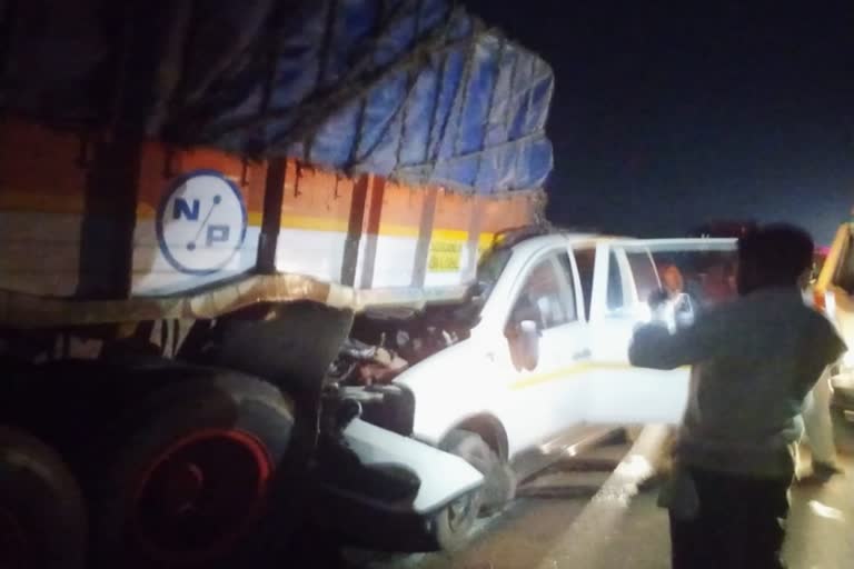 Car truck hit Pune Satara