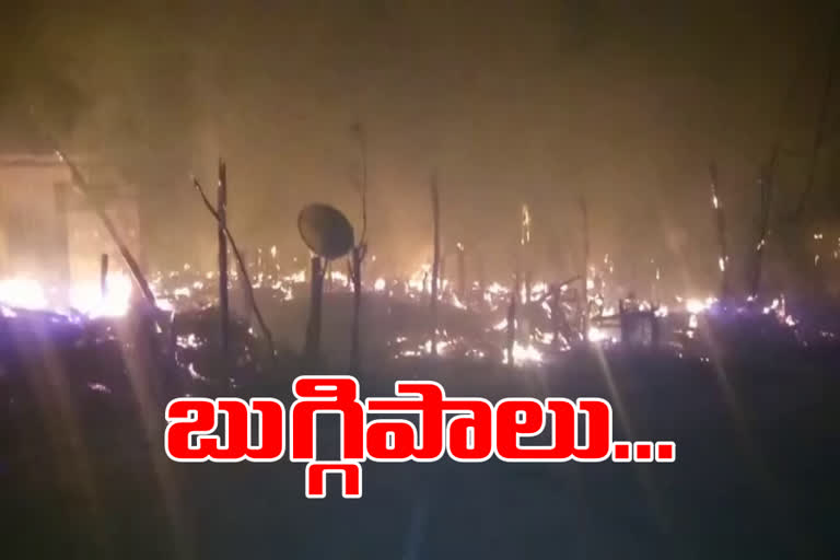 twelve houses burnt in fire accident at duvvurivaripalem