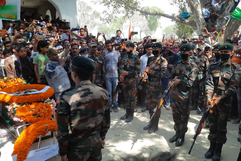 शहीद गणेश यादव का पार्थिव शरीर पहुंचा पैतृक गांव