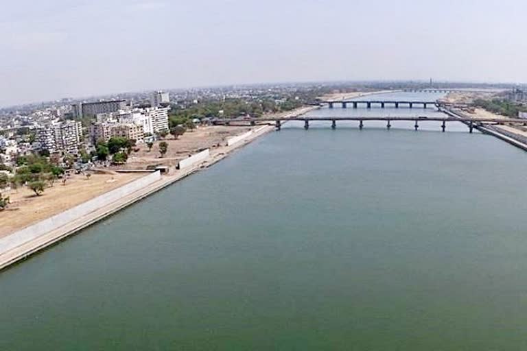 woman commited suicide,  sabarmati riverfront