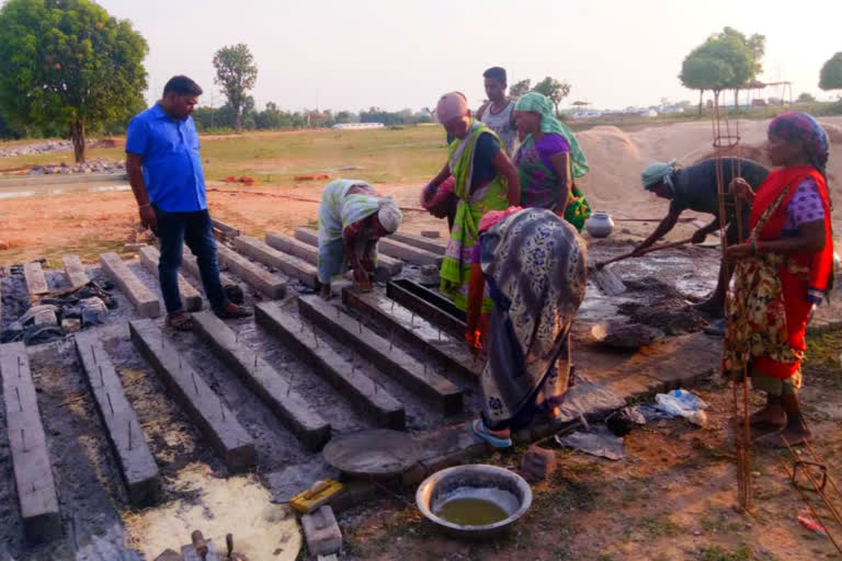 women of self-help groups are earning by making cement poles in jashpur