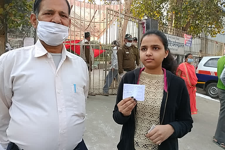 girl who came to vote is not getting a polling booth in Delhi