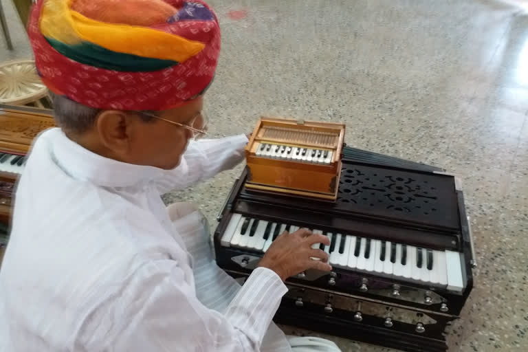 world smallest harmonium made by ashok arya in churu