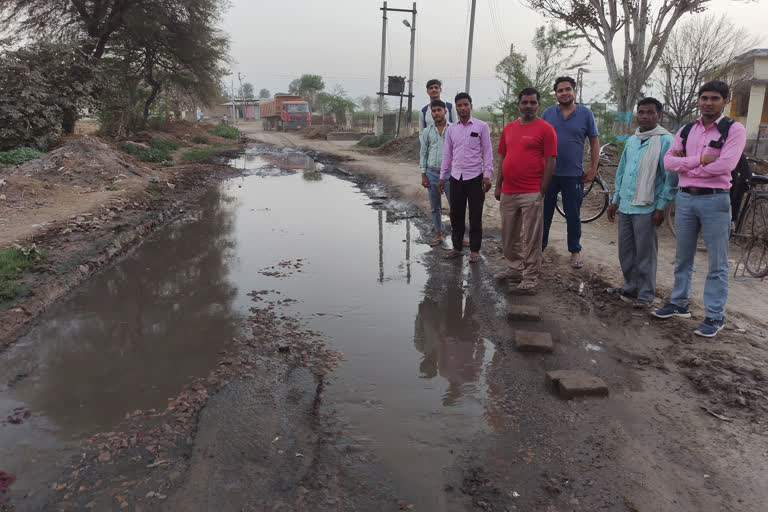 गांव का रास्ता जलभराव से बन गया दलदल