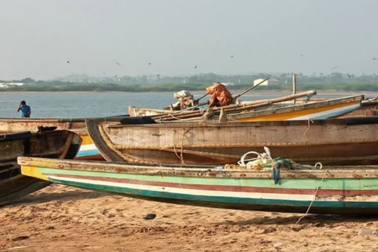 Pakistan has arrested 17 Indian fishermen and confiscated their three boats