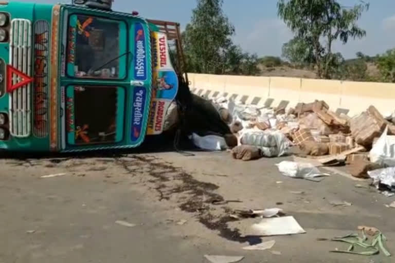 Truck overturns at Mahuli Ghat in Sangamner