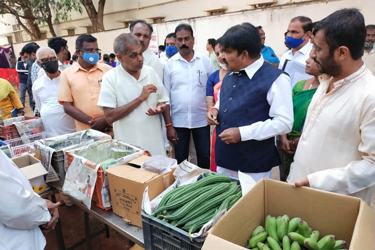 BBMP Parks Minister R. Shankar