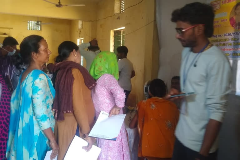 social women conducted free eye tests for old man in jamshedpur