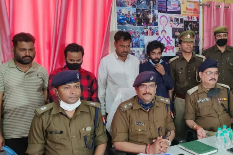 four interstate vehicle thief arrest in noida  noida police arrest four thief  vehicle thief in greater noida  नोएडा में अंतरराज्यीय वाहन चोर  चार अंतरराज्यीय वाहन चोर गिरफ्तार  दिल्ली-एनसीआर में चोरी की घटनाएं