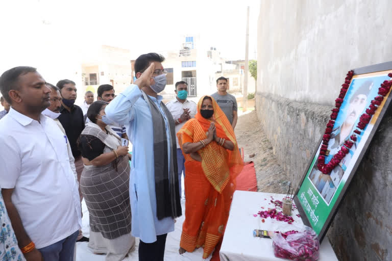 शहीद दाताराम जाट के घर पहुंचे कर्नल राज्यवर्धन, Colonel Rajyavardhan reached the house of martyr Datram Jat