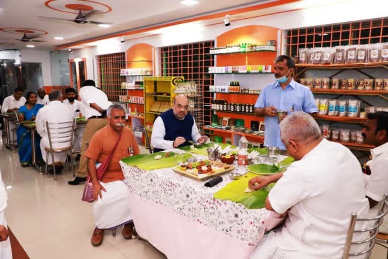 Union Home Minister Amit Shah and MoS G Kishan Reddy had a meal at a roadside restaurant  Union Home Minister Amit Shah  MoS G Kishan Reddy  Amit Shah a meal at a roadside restaurant  மத்திய உள்துறை அமைச்சர் அமித் ஷா  சாலையோர உணவகத்தில் உணவு உண்ட அமித் ஷா  அமித் ஷா விழுப்புரத்தில் தேர்தல் பரப்புரை  Amit Shah campaigning in Viluppuram