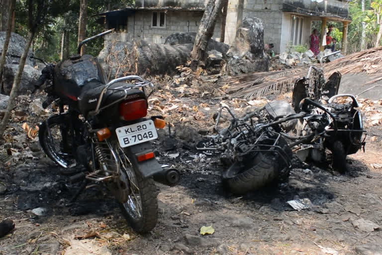 thiruvananthapuram The bikes caught fire  സാമൂഹ്യവിരുദ്ധര്‍ ബൈക്കുകൾ കത്തിച്ചു  ബൈക്കുകൾ കത്തിച്ചു  ബൈക്കുകള്‍ കത്തി  The bikes caught fire  thiruvananthapuram news