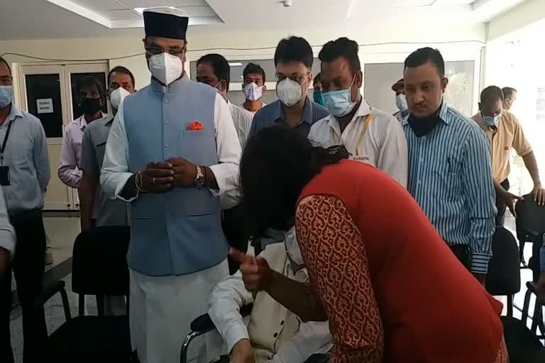 Senior citizen vaccinated in presence of Vishwas Sarang at Hamidia Hospital