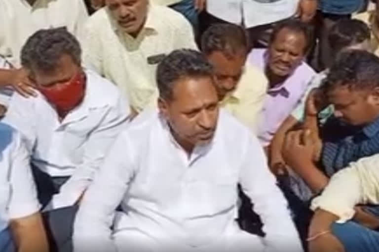 exminister amarnath reddy protest for detention of chandrababu naidu in renigunta airport