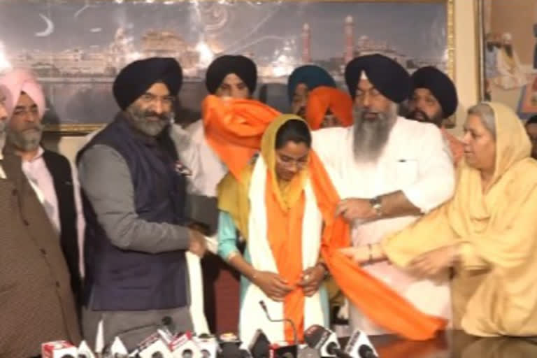 SGMC honored Delhi Sikh Sansthan activist Nodeep Kaur