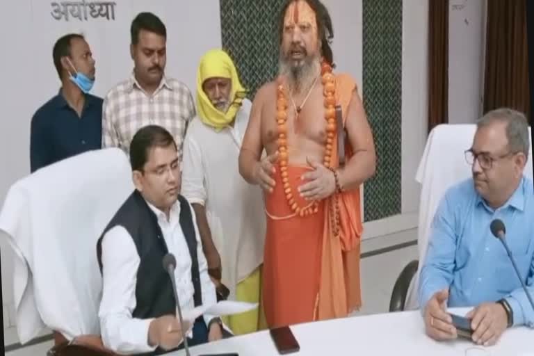 महंत परमहंस दास ने की डीएम मुलाकात.