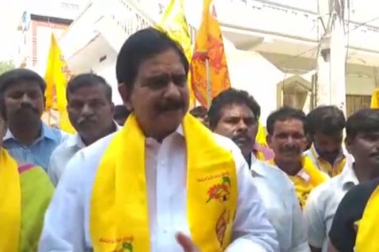 devineni uma fires on ycp about detaining chandrababu at renigunta airport