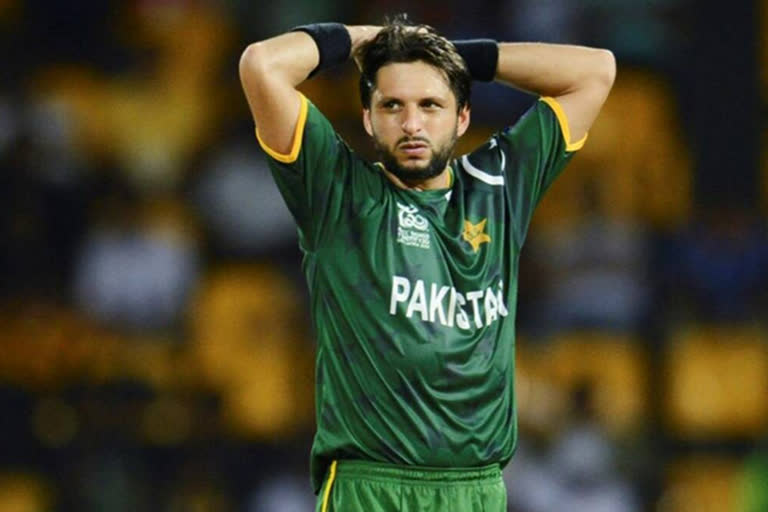 Afridi puts twitterati at sea over his age 44/41!