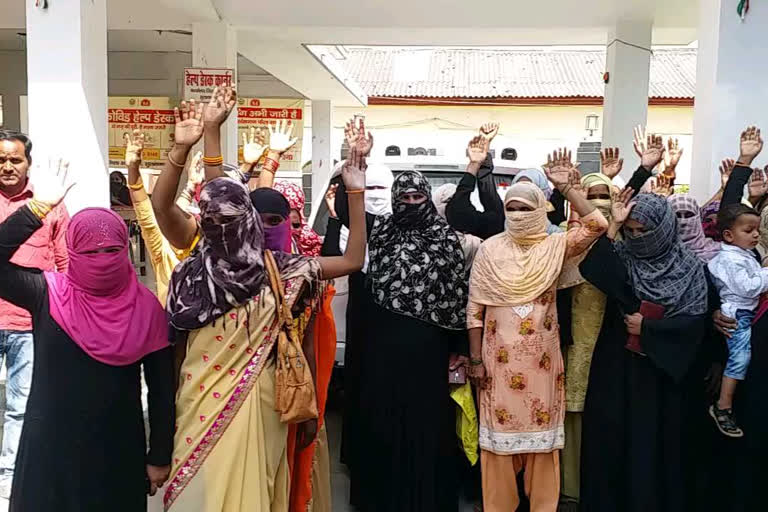 कोटा चयन में पक्षपात को लेकर महिलाओं ने घेरा डीएम कार्यालय