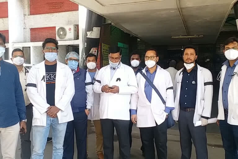 Resident doctors protest against the government by putting a black badge in ranchi