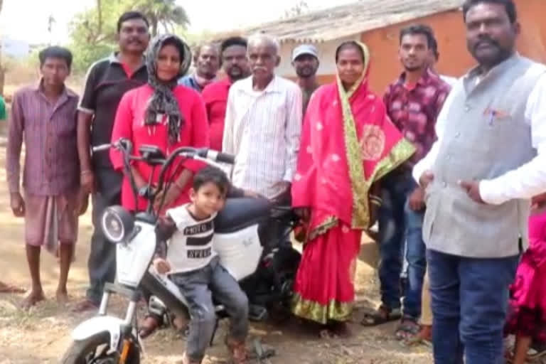 young-scientist-kamadev-built-a-battery-powered-motorcycle-in-seraikela