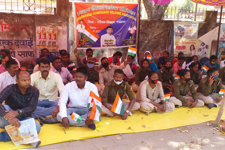 jharkhand home guard welfare association protest in chaibasa