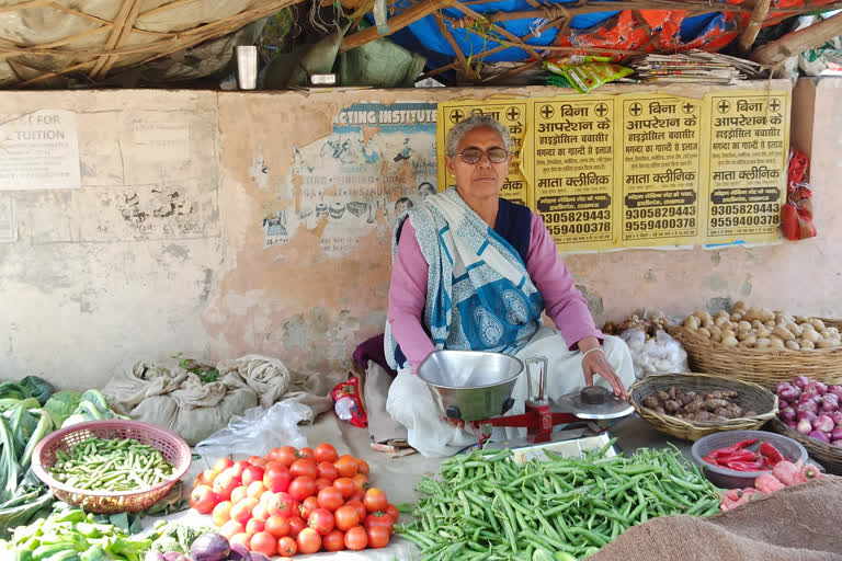 सब्जियां बेंच रही कुंवर