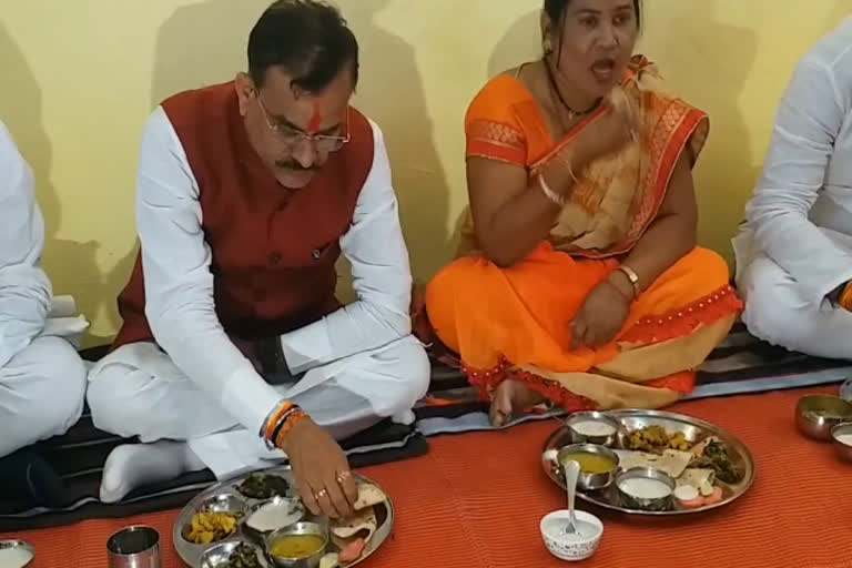 VD Sharma reached to eat food at Dalit's house