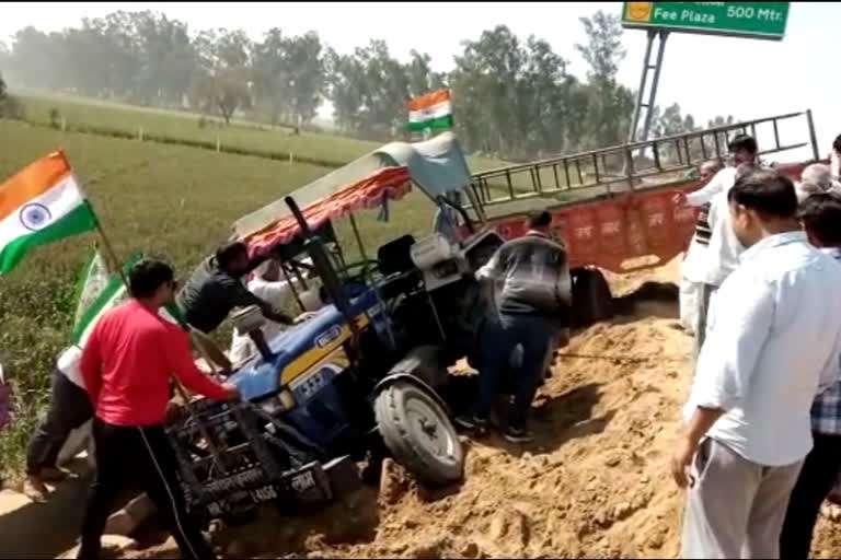 tractor road accident and two injured in sonipat