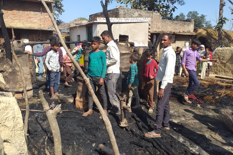 अज्ञात कारणों से लगी आग