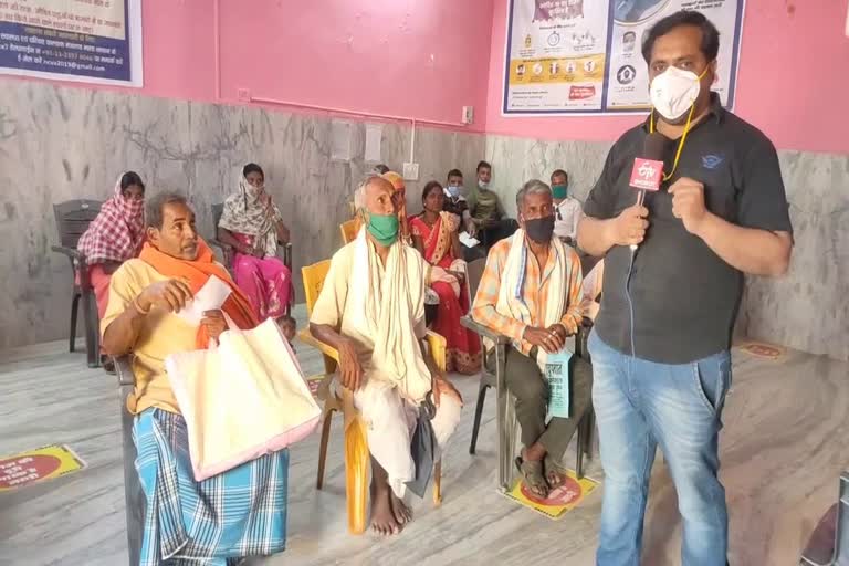 corona-vaccine-being-given-to-elderly-in-gariaband