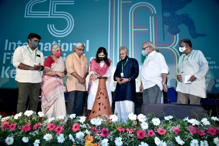 പാലക്കാട് സിനിമയുടെ വസന്തം വാർത്ത  സിനിമ പാലക്കാട് മേള വാർത്ത  പാലക്കാട് കേരള രാജ്യാന്തര ചലച്ചിത്രോത്സവം വാർത്ത  പാലക്കാട് ജില്ലാ കലക്‌ടർ മൃൺമയീ ജോഷി ശശാങ്ക് വാർത്ത  മൃൺമയീ ജോഷി ശശാങ്ക് ഐഎഫ്എഫ്കെ 2021 വാർത്ത  ഐഎഫ്എഫ്കെ 25 പുതിയ വാർത്ത  palakkodu iffk 2021 edition launched news  palakkodu iffk leg inauguration news latest  international film festival news