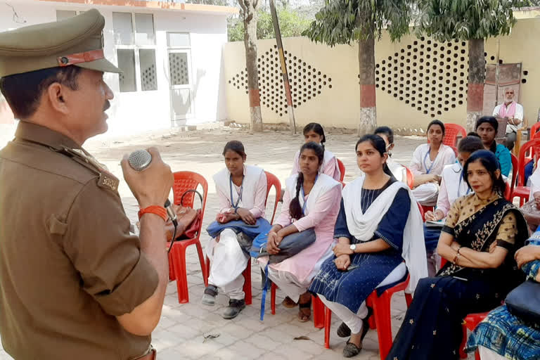 महिलाएं सीख रहीं आत्मरक्षा के गुर