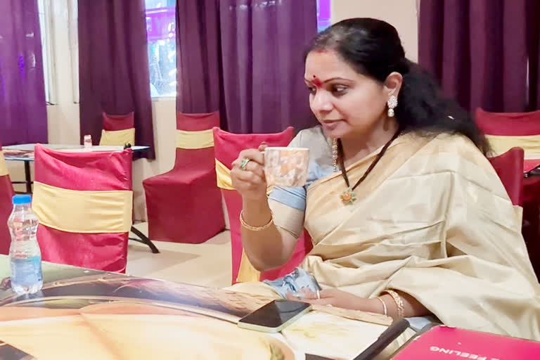 mlc kavitha Coffee drinking in Dhaba at kamareddy